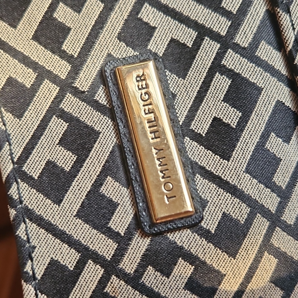 Tommy Hilfiger black and tan shoulder bag - Picture 3 of 12